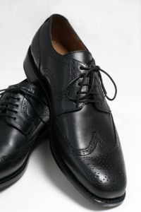 Ein Vergleichsportal kann helfen, günstige Herrenschuhe zu finden und dabei auch noch Geld zu sparen