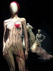 Modemacher.Helene Samson - Expo. Jean-Paul-Gaultier - Flickr.com - CC BY 2.0
